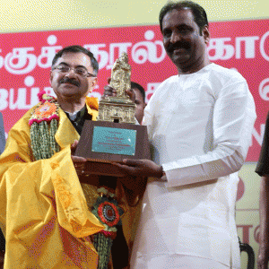 Kaviperarasu-Vairamuthu-felicitating-Tarun-Vijay-(MP)