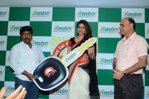 Shraddha Das at Freedom Buy Jar Get Car Offer Event  (13)