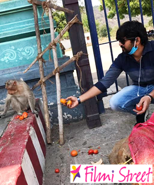 Actor Abi Saravanan donates food to animals at Madurai 
