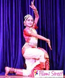 Actress Sulakshna participated in Miss Madhumithas bharathanatyam show