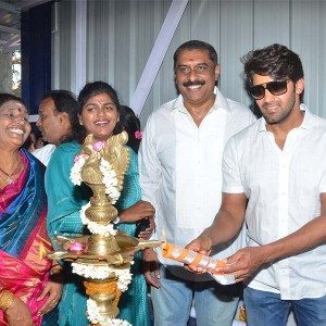 Arya launches Ajay Ratnams badminton club