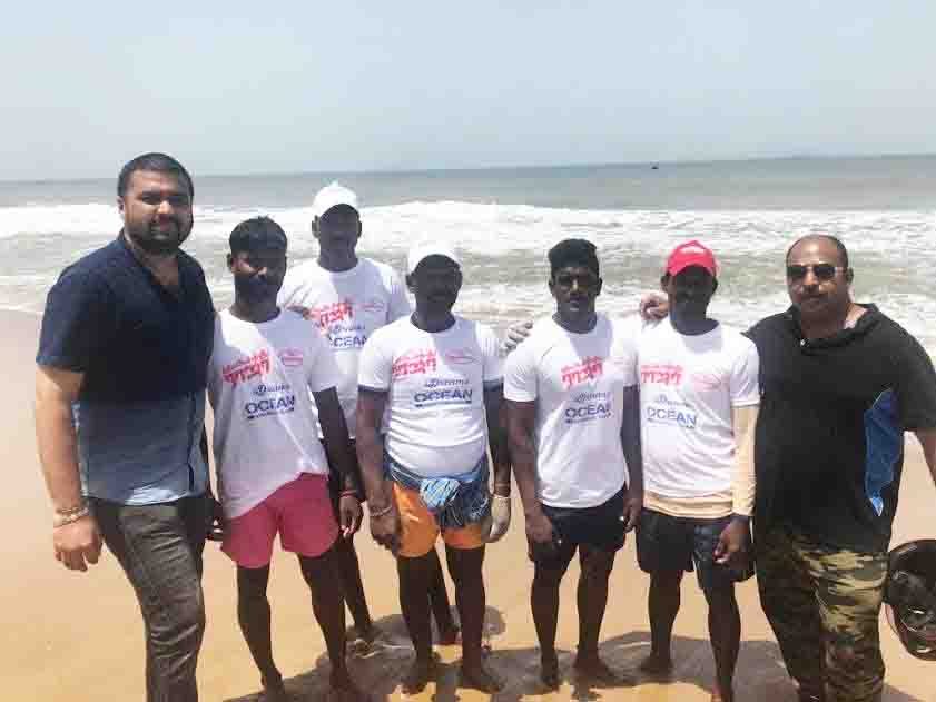 Kuppathu Raja movie team set the norms of cleaning the shores