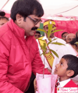 actor vivek with students