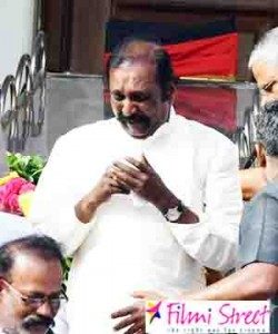 Vairamuthu Paid last Respect To DMK Chief Karunanidhi